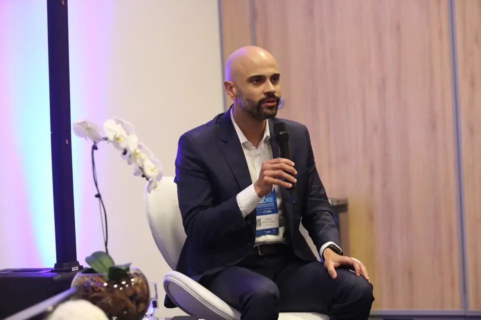 Felipe Américo Moraes palestrando no 1º Congresso Brasileiro de Direito Regulatório (IBDRE), em 2025