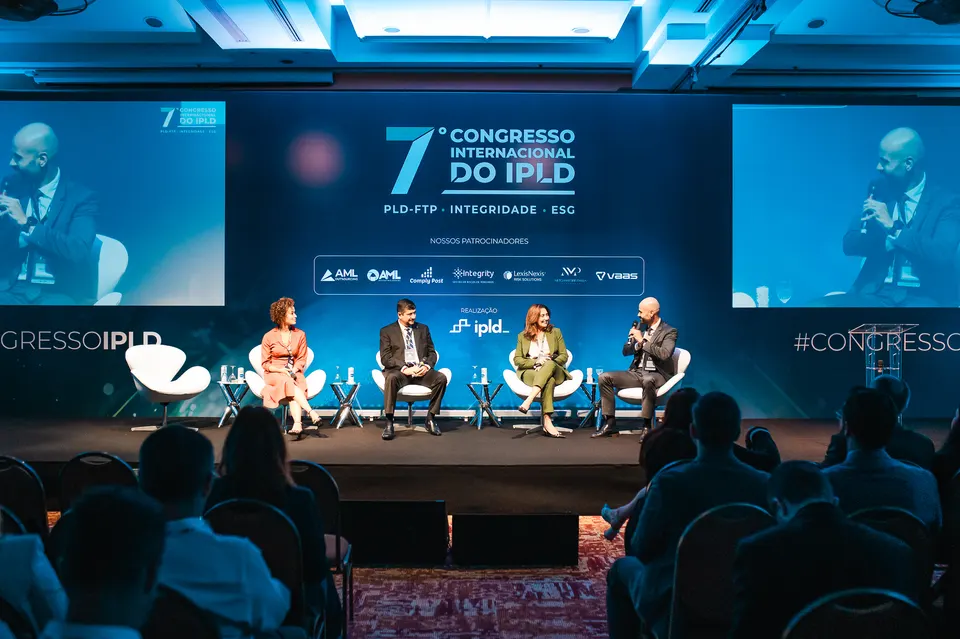 Painel do 7º Congresso Internacional do IPLD com Felipe Américo Moraes ao microfone, em 2025
